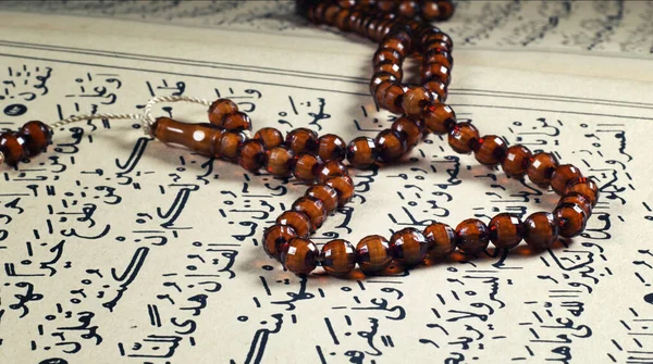 Qur Kitab Suci Agama Islam Dan Berdoa Menghitung Bead Photo — Stok Foto