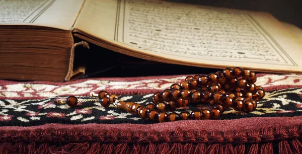 Koran Świętą Księgę Religii Muzułmańskiej Modlitwa Liczenie Koralików Zdjęcie — Zdjęcie stockowe