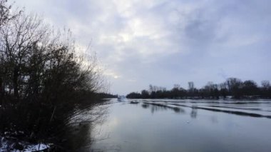 Frankfurt Almanya 'sında Nehirden Bir Tekne Geçiyor