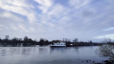 Frankfurt Almanya 'sında Nehirden Bir Tekne Geçiyor