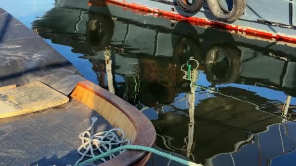Rybářská Loď Reflexe Mořské Vodě — Stock video