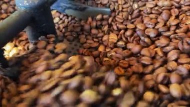 Kızartma Makinesinde Aromatik Kahverengi Kahve Fasulyeleri Yiyecek ve İçecek Konsepti