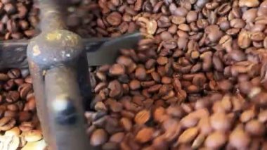 Kızartma Makinesinde Aromatik Kahverengi Kahve Fasulyeleri Yiyecek ve İçecek Konsepti