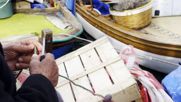 Pescador Está Reparando Fishnets Linhas Pesca Com Mão Uma Doca — Vídeo de Stock