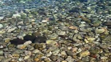 Saf Deniz Suyu ve Su altı Videosunda Küçük Taşlar