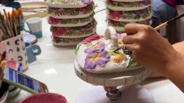 Bir Seramik Atölye Videosunda El Yapımı Yaratıcılık