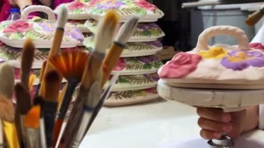 Bir Seramik Atölye Videosunda El Yapımı Yaratıcılık