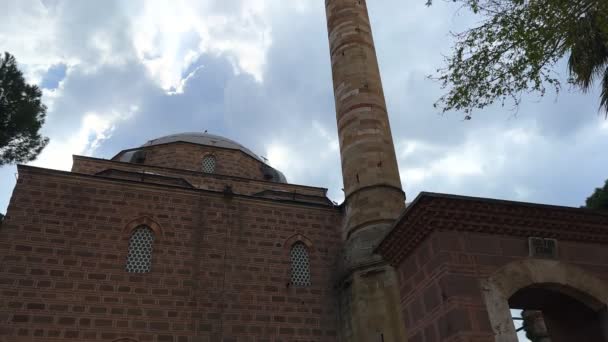 イスラム教徒が礼拝する歴史的モスクの詳細ビデオ — ストック動画