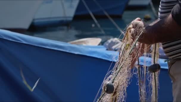 Pescador Está Reparando Fishnets Barco Pesca Vídeo Doca — Vídeo de Stock