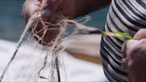 漁師がドックビデオで漁船の魚網を修復しています — ストック動画