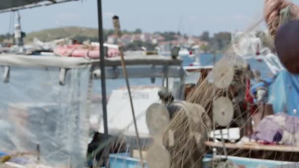 渔人正在用码头录像修理渔船上的渔网 — 图库视频影像