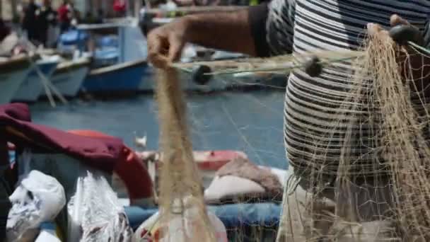 Pêcheur Répare Des Filets Pêche Sur Bateau Pêche Quai Vidéo — Video
