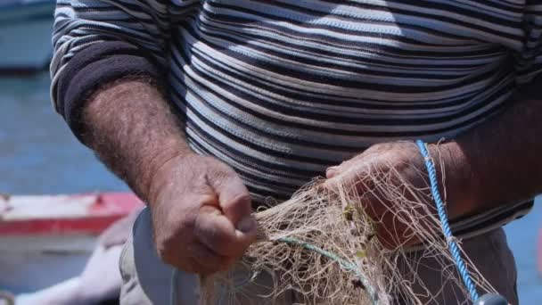 Rybář Opravuje Rybářské Sítě Rybářské Lodi Doku Videa — Stock video