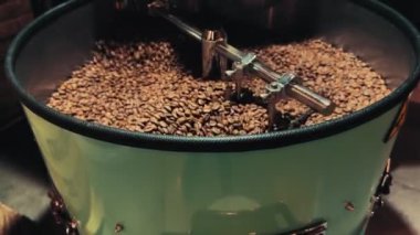 Kızartma Makinesinde Aromatik Kahve Fasulyeleri 