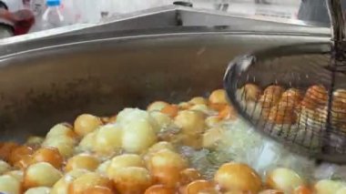 Lokma hamur videosundan yapılmış geleneksel bir Türk çöreği tatlısı