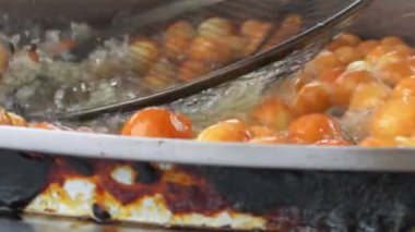 Lokma hamur videosundan yapılmış geleneksel bir Türk çöreği tatlısı