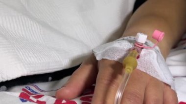 Hastalara ilaç sağIığı konsepti verildiği Serum aracı Drip Sulama