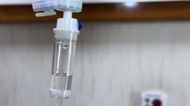 Hastalara ilaç sağIığı konsepti verildiği Serum aracı Drip Sulama