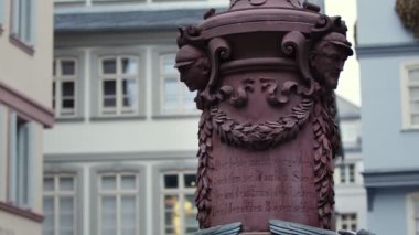Alman şair ve yazar Friedrich Frankfurt Roemer Video 'da heykeli çaldı
