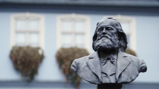 德国诗人 作家弗里德里希 斯通雕像在法兰克福 罗默影片中的表现 — 图库视频影像