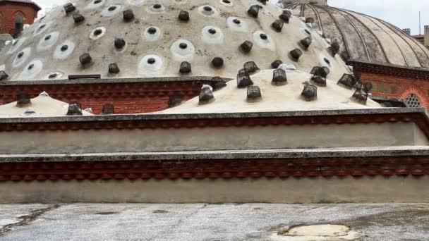 自古以来的历史浴池结构和烟囱 — 图库视频影像