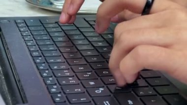 Çalışmak için dizüstü bilgisayarın klavyesine yazılıyor