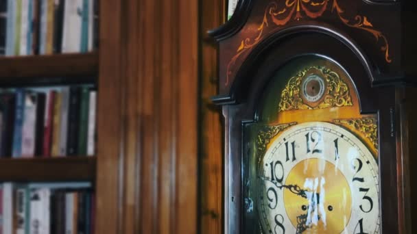 Vintage Antiguo Antiguo Enorme Reloj Pared Vídeo — Vídeos de Stock