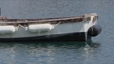 Deniz suyunda balıkçı teknesi