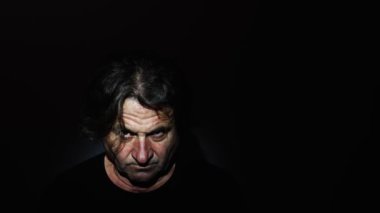 Kanlı Bıçaklı Psikopat Katil Adam 