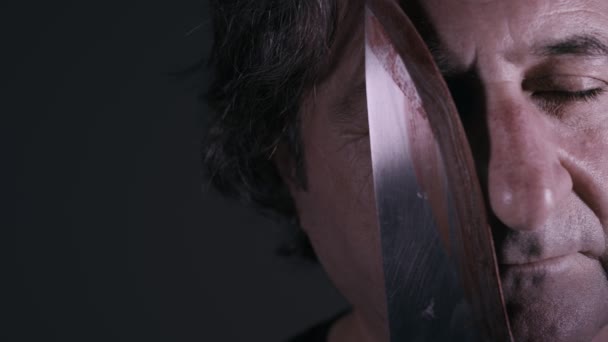 Korkunç Kanlı Bıçaklı Psikopat Katil Adam — Stok video