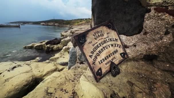 Spirituális Ijesztő Boszorkányság Ouija Board Szabadtéri Koncepcióban — Stock videók