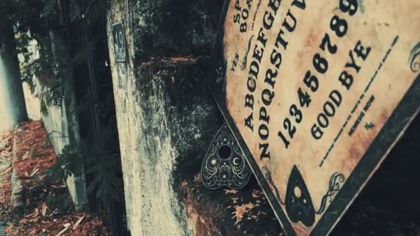Espiritual Scary Witchcraft Ouija Board Concepto Aire Libre — Vídeo de stock