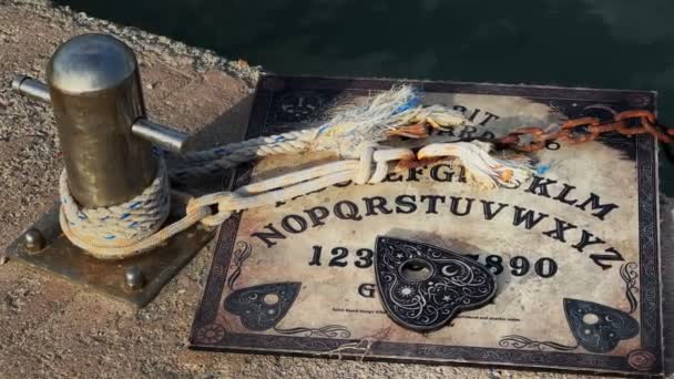 Spiritual Scary Witchcraft Ouija Board Στην Εξωτερική Έννοια — Αρχείο Βίντεο