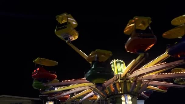 Vergnügungspark Happy Times Place Bei Nacht — Stockvideo