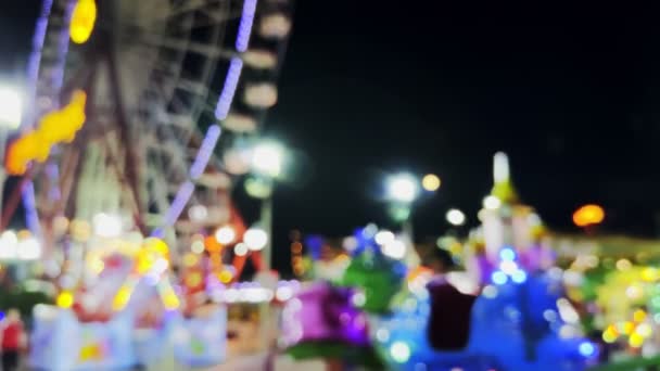 Bulanık Eğlence Parkı Gece Videosunda Mutlu Zamanlar Yeri — Stok video