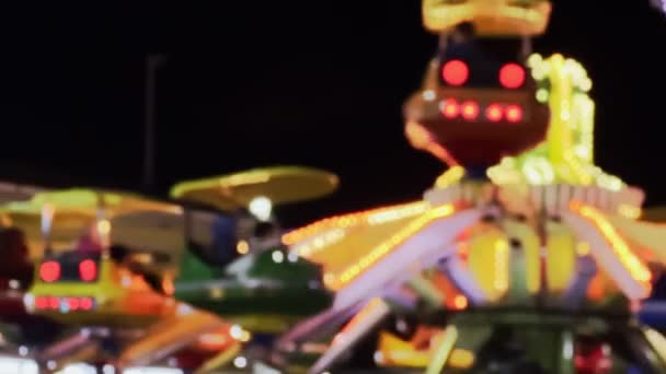 Bulanık Eğlence Parkı Gece Videosunda Mutlu Zamanlar Yeri — Stok video