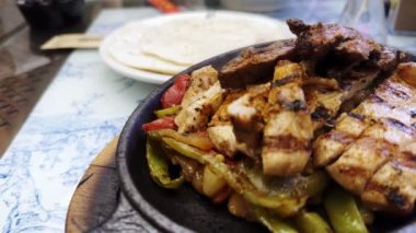 Tavuk ve inek eti ile sebzeli Fajitas karışımı.