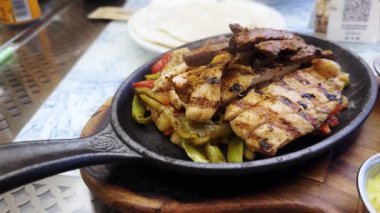 Tavuk ve inek eti ile sebzeli Fajitas karışımı.