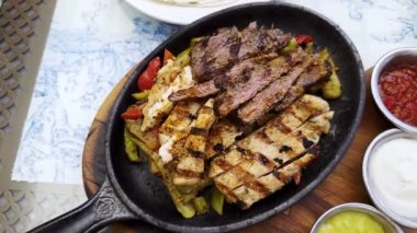 Tavuk ve inek eti ile sebzeli Fajitas karışımı.