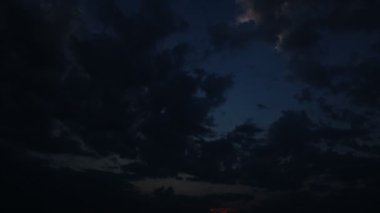 Gündoğumu Hızında Yumuşak Karanlık Bulutlar