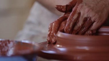 Bir Seramik Atölye ve Aletlerde Çalışmak