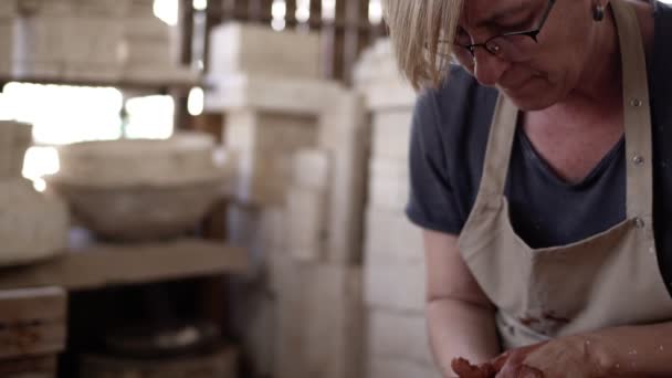 在陶瓷工场和工具中工作 — 图库视频影像