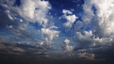 Kabarık Beyaz Bulutlar ve Mavi Gökyüzü Zaman Hızı
