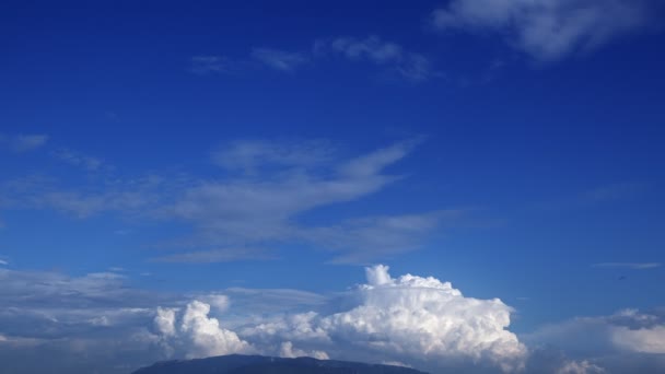 Nuvole Bianche Gonfie Lasso Tempo Cielo Blu — Video Stock