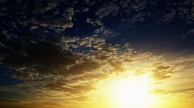 Gün doğumunda Hafif Yağmurlu Bulutlar