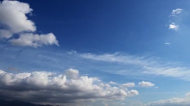  Yumuşak Beyaz ve Yumuşak Bulutlar Mavi Gökyüzünde Yüzüyor 