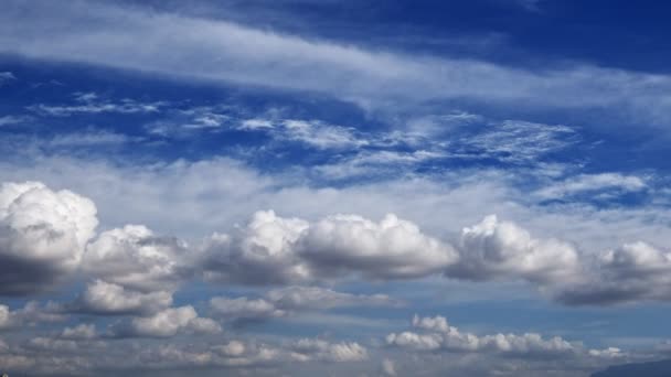 Nuvens Suaves Brancas Fofas Flutuando Céu Azul — Vídeo de Stock