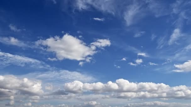 Nori Albi Pufoși Plutind Cerul Albastru — Videoclip de stoc