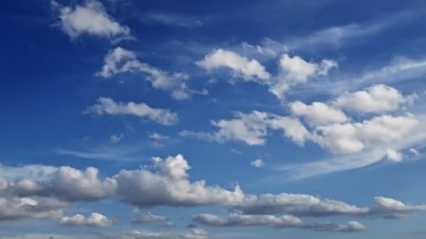 Měkké Bílé Nadýchané Mraky Plovoucí Modré Obloze — Stock video