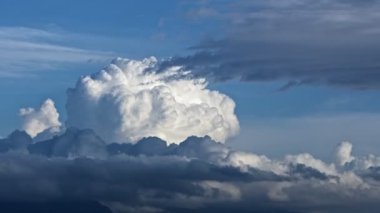 Yumuşak Beyaz ve Yumuşak Bulutlar Mavi Gökyüzünde Yüzüyor